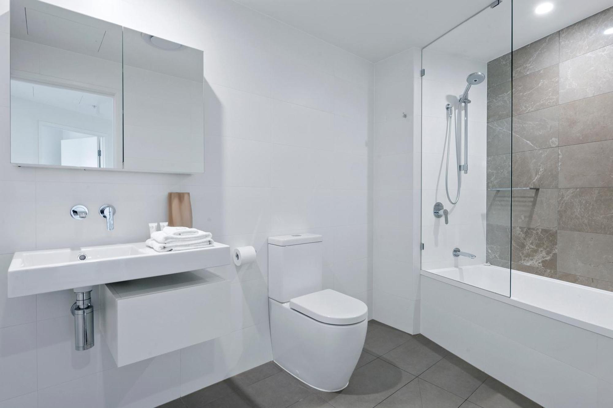 Ruby Building - Self Contained, Privately Managed Apartment *
