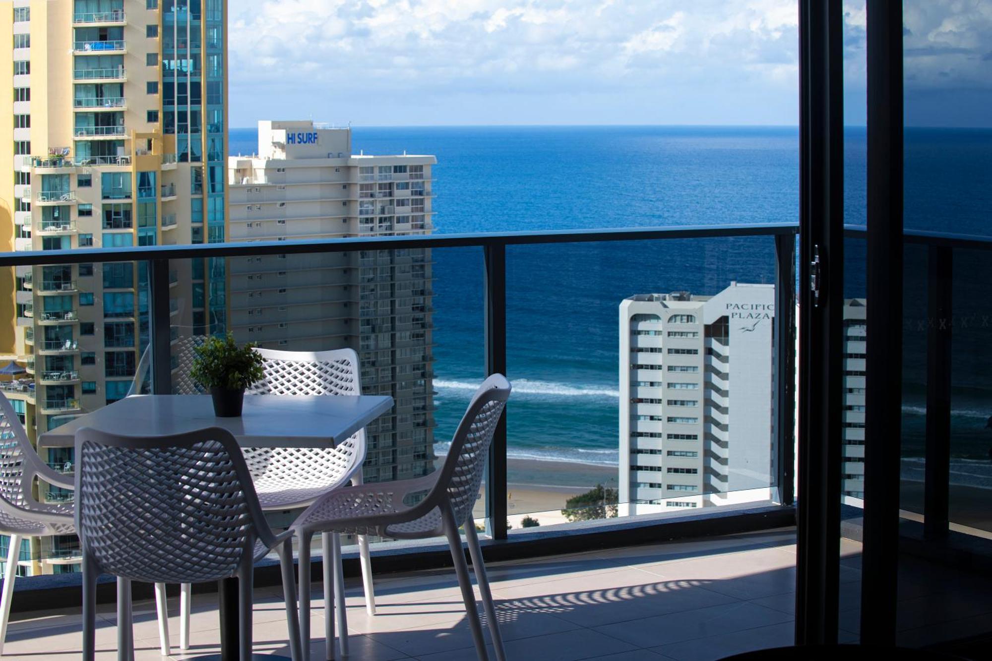 Ruby Building - Self Contained, Privately Managed Apartment *