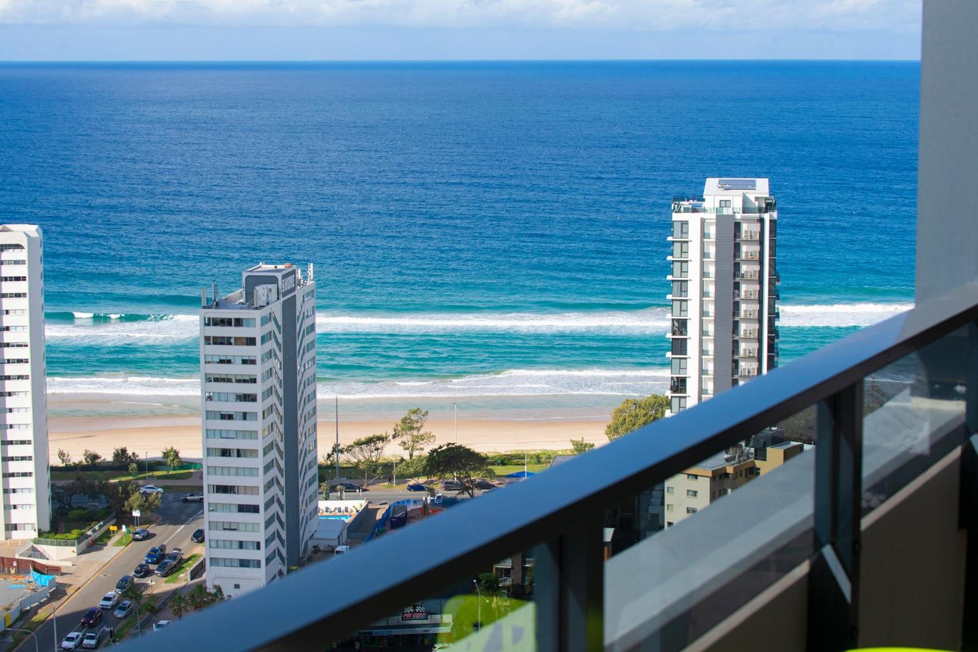 Ruby Building - Self Contained, Privately Managed Apartment *